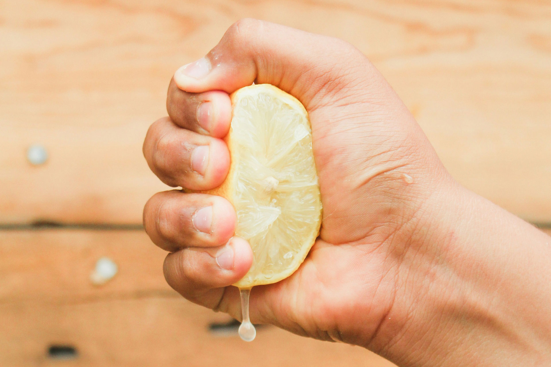 Hnědnutí zabráníte ošetřením citrusovou šťávou