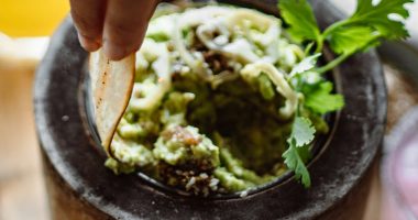 Náhled grilované guacamole s parmezánem a bazalkou